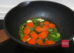 Illustration of how to make fried shrimps with sea cucumber, carrot and shrimp 7