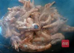 Illustration of how to make chicken feet in tomato sauce 12