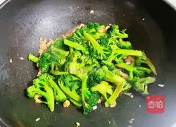 Illustration of how to stir-fry broccoli with scallops and shrimp 11