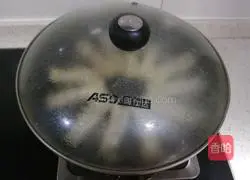 Illustration of how to wrap shrimps in wonton skins 16