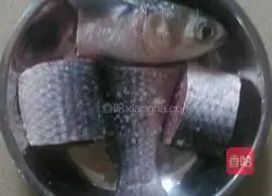 Illustration of how to make boiled fish with enoki mushrooms 2