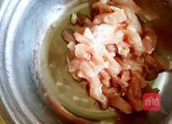 Illustration of how to stir-fry shredded pork with Hangzhou pepper and pickled mustard 3