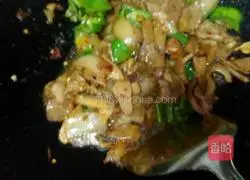 Illustration of how to cook twice-cooked pork with tea tree mushrooms 7