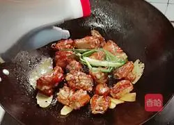 Illustration of how to cook pork ribs and stewed baby potatoes 6