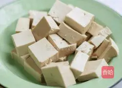 Illustration of how to stew large intestine with tofu in casserole 3