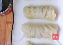 Illustration of how to make cabbage and pork rolls 12