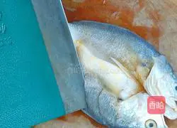 Illustration of how to cook yellow croaker in pot 2