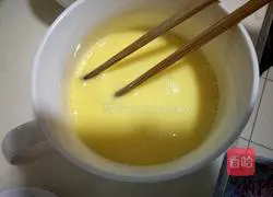 Illustration of how to make fried eggs with tomato sauce 3