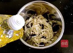Illustration of how to make strange-flavored chicken shredded cold noodles 9