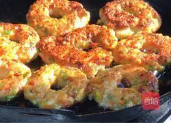 Illustration of how to make colorful shrimp rings 13