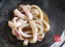 Illustration of how to make crispy squid rings 1