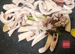 Illustration of how to stir-fry squid and garlic sprouts 4