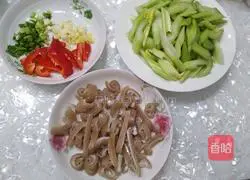 Illustration of how to make fried pork rinds with celery 2