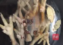 Illustration of how to make spicy chicken feet 4