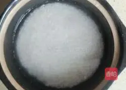 Illustration of how to make preserved meat clay pot rice 2