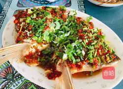 Illustration of how to steam fish head with chopped pepper 14