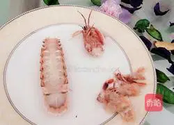Illustration of how to eat Pipi shrimps 5