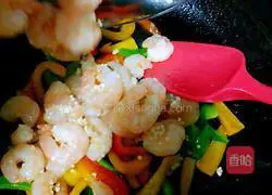 Illustration of how to stir-fry shrimps with colored peppers 19