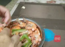 Illustration of how to make boiled prawns 2