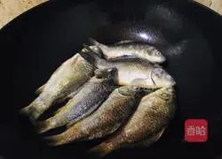 Illustration of how to make crispy crucian carp 2