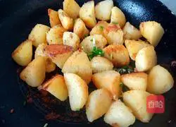 Illustration of how to make crispy potatoes 10