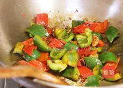 Illustration of how to make spicy squid flowers 8