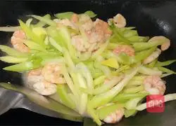 Illustration of how to make fried celery with shrimps 6