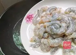 Illustration of how to cook asparagus and fried shrimp 5