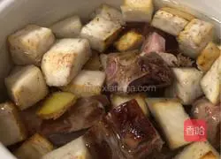 Cantonese cuisine - Illustration of how to make taro and roasted bone pot 4
