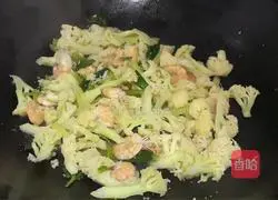 Illustration of how to make fried cauliflower with shrimps 7