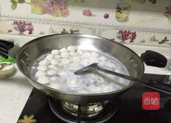 Illustration of how to dip fish balls in tomato sauce 12