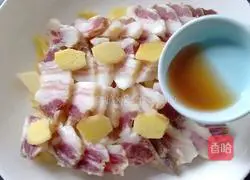 Illustration of how to make steamed bacon with winter bamboo shoots 9