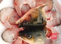 Illustration of how to make pickled pepper and garlic fish 1