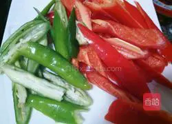 Illustration of how to make fried squid with two peppers and green onions 3