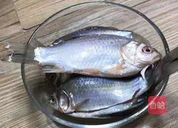 Sauerkraut stewed Illustration of how to cook crucian carp 1