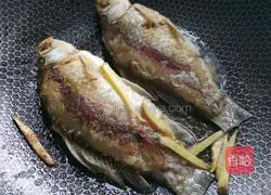 Illustration of how to make crucian carp with green onions 4