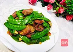 Illustration of how to make fried sausages with snow peas 1
