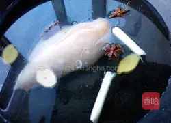 Illustration of how to make sesame chicken shredded cold noodles 1