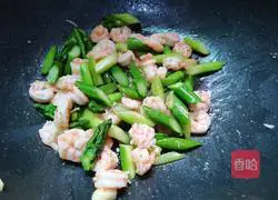 Illustration of how to make fried asparagus and shrimps 14