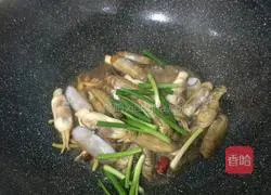 Illustration of how to make stir-fried razor clams 6