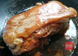 Pork knuckle in sauce Practice illustration 6