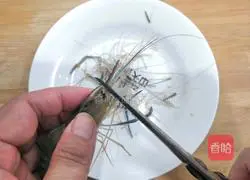 Illustration of how to make finger-sucking garlic and ginger prawns 1