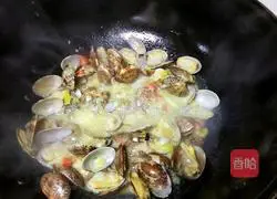 Illustration of how to stir-fry scallops with onions and ginger 4