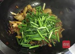 Illustration of how to make twice-cooked pork with garlic sprouts 10