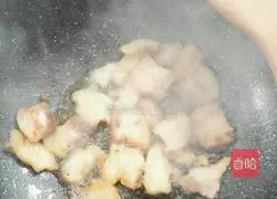 Illustration of how to stir-fry twice-cooked pork with dried celery and red pepper 1