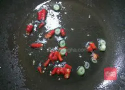 Illustration of how to make spicy fried eggplant shreds 5