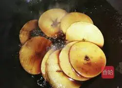 Illustration of how to cook apples with brown sugar 3