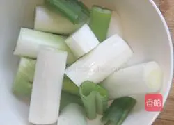 Illustration of how to cook twice-cooked pork with green onions 6