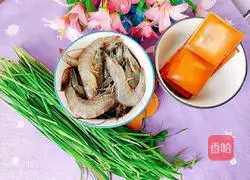 Illustration of how to make fried shrimps with dried tofu and chives 1