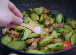 Illustration of how to make cucumber and fried meat 8